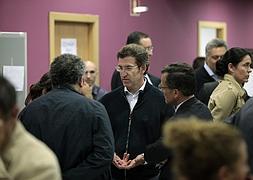El presidente de la Xunta charla anoche con los familiares de los heridos / Efe/