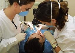 Una odontóloga examina a un paciente. / Vídeo: Ep/