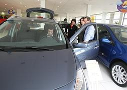 Venta de coches en un concesionario. / Archivo/