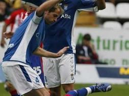 El defensa catalán Autet, recién fichado por el Sporting ,en un partido contra su nuevo equipo. / J. Bilbao/
