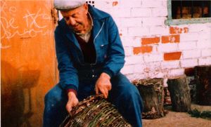 TODO UN ARTE. El autor recuerda a su padre tejiendo talegas, que así se llaman los cestos en los pueblos ribereños del Órbigo./