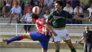 CONTUNDENCIA. Iván Hernández disputa un balón por alto con un jugador del Racing de Ferrol. / GECA SPORT/