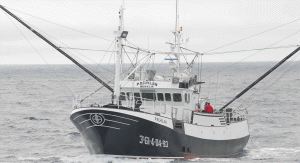 BONITERO. El 'Pachilan' minutos antes de zarpar desde el puerto de Burela aquel verano. / ALEJANDRO ZAPICO./