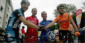 LOS CUATRO. Chechu Rubiera, Santi Pérez, Carlos Barredo y Samuel Sánchez. / JUAN CARLOS ROMAN/