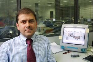 CAMBIO. Benjamín Lana, en la redacción de EL COMERCIO. / E. C./