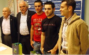 ACTO. Los gimnastas, en el centro, junto a Misael Porrón / ROJAS/