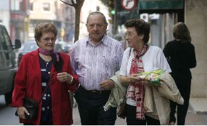 PARTE DE LA HISTORIA. Araceli Ruiz, Mario García Ordóñez y Libertad Fernández, paseando ayer por las calles de Gijón. / P. CITOULA/