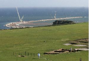 PANORÁMICA. Vista de la obra del 'superpuerto' desde la Campa de Torres, que recorren dos ciudadanos. / P. CITOULA/