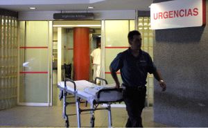 HOSPITAL. Un miembro de la UVI móvil arrastra una camilla a las puertas de Urgencias de Cabueñes. / PALOMA UCHA/