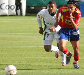 YA ES ROJIBLANCO. El delantero Carlos Hidalgo, a la derecha, corre a por el balón en presencia de un rival. / E. C./