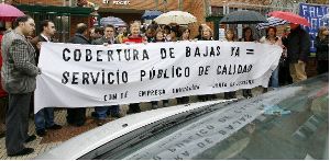 PROTESTA. Personal del Instituto de Roces, ayer, delante del centro educativo. / JOAQUÍN BILBAO/