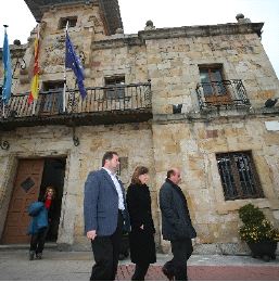 CONSISTORIO. Pando, Migoya y Montes, ayer por Colunga. / N. A./