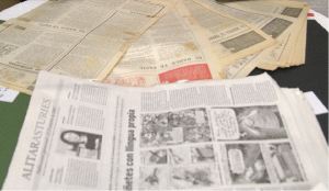 DECANU. Dellos exemplares de la historia del suplementu pioneru de la prensa en llingua asturiana. / JESÚS DÍAZ/