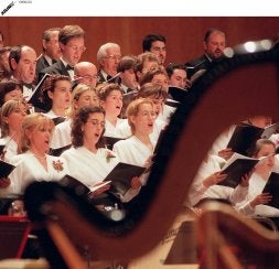 La prestigiosa Sociedad Coral de Bilbao actuó anoche en el Jovellanos, en la versión que Rivas elaboró del 'Carmina Burana'. /E. C,/