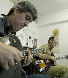 IMPROVISACIÓN. Dos alumnos del seminario. / FERNANDO CASTRO/