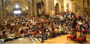 ENSAYO GENERAL. Por la mañana, los cantores se reunieron en la iglesia de San Isidoro para preparar sus repertorios. / JESÚS DÍAZ/