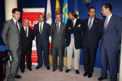 Por la izquierda, el edil José María Pérez; Luis Arias de Velasco; el presidente de AJE, Jesús Portilla; Graciano Torre; el presidente del CEEI, Víctor González Marroquín; el director general de Comercio y Autónomos, Julio González, y Alberto González, de Fade. / ÁLEX PIÑA/