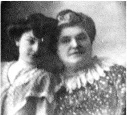 Lorenza Cobián, con su hija María Pérez-Galdós, fruto de una relación con el escritor canario, ilustrado en la fotografía de la derecha. / E. C./