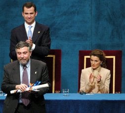 Krugman, aplaudido por los Príncipes de Asturias tras recibir el premio de Ciencias Sociales 2004. / E. C./