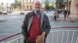 Etelvino González posa frente a la plaza del Güevu. / LUIS CASO/
