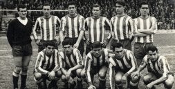 . Alineación más habitual del Sporting en 1962. De izquierda a derecha, Emery, Miranda, Florín, Lariño, Puente y Eraña. Agachados, Lastra, Alberto, Montes, Pocholo y Amengual./ E. C./