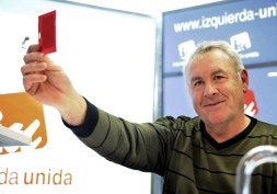 El nuevo líder de IU, Cayo Lara, durante la votación de la nueva ejecutiva de la coalición. / EFE/