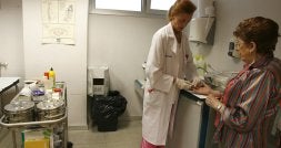 Una enfermera de un centro de salud gijonés atiende a una paciente en el horario de urgencias. / JOSÉ SIMAL/