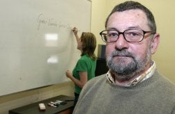 Vicente García Oliva es el autor de la novela que se entrega este domingo. / JOAQUÍN PAÑEDA/