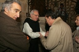Gibert recibió numerosas muestras de afecto. A la izquierda, Martín Caicoya, presidente del Círculo de Valdediós. / J. PAÑEDA/
