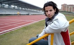 Yago Lamela posa en la pista de atletismo de El Quirinal. / LVA/