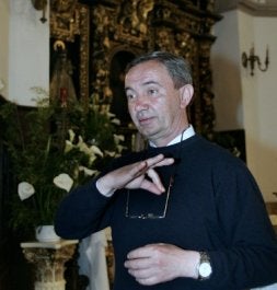 José Manuel Álvarez, párroco de Jove, ensaya una palabra con el lenguaje de los sordomudos. / PALOMA UCHA/