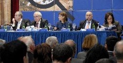 Francisco González Buendía, Vicente Álvarez Areces, Elena Espinosa, Vicente Gotor y Belén Fernández, ayer, durante la presentación del informe 'Evidencias y efectos potenciales del cambio climático en Asturias' en el Reconquista. / JESÚS DÍAZ/