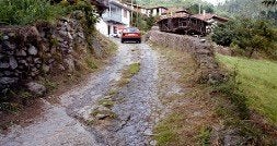 Un camino de los que permanecen sin asfaltar en el concejo. / J. D./