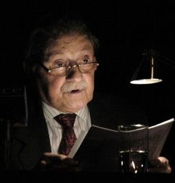 Mario Benedetti, en una lectura de poemas en 2005 en Montevideo. / PABLO PORCIUNCULA-AFP/
