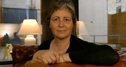 Lola Aguilar, en el Colegio de Abogados de Oviedo, antes de impartir una conferencia. / JESÚS DÍAZ/