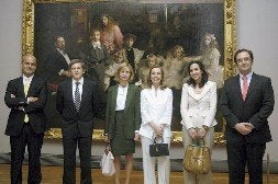 De izquierda a derecha, José Luis Díez y Javier Barón, de El Prado; Patricia Márquez, de la Hispanic Society; Blanca Pons-Sorolla, bisnieta del pintor; Carolina Compostizo, de la Fundación Cristina Masaveu, y Pelayo García, de Ediciones Nobel, ante el cuadro 'La familia de Rafael Errázuriz. / FOTOPRENSA/