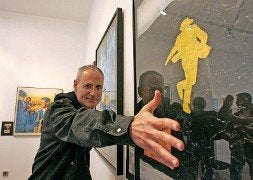 Ángel de la Calle, ante algunas de sus obras. / PALOMA UCHA/