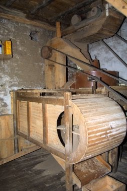 Uno de los antiguos molinos de agua. / J. M. PARDO La instalación, en el pueblo de Jomezana. / PARDO/