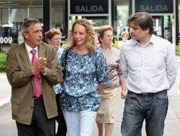 Álvaro Muñiz, director de la Feria, recibe a Noemí Martín y Alejandro Suárez a la puerta del recinto. / ÁLEX PIÑA/