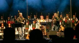 Las gaitas de Noega sonaban junto a guitarras eléctricas, batería y teclados sobre el escenario instalado en Poniente. /JOAQUÍN BILBAO/