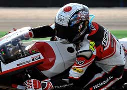 Homenaje a Daijiro Kato. Llevaba el dorsal de su ídolo, que falleció en otro accidente en el circuito de Suzuka, en 2003./