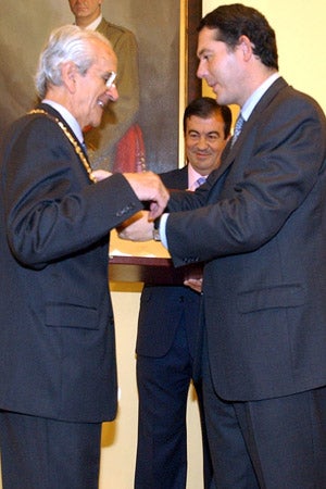 Agustín Antuña recibe la Gran Cruz de la Orden de San Raimundo de Peñafort de manos del ministro de Justicia, José María Michavila. / JESÚS DÍAZ./