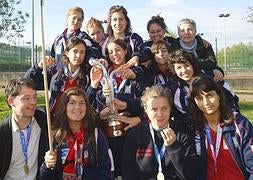 La plantilla del Biesca, con el entrenador Fernando Sierra, posa con el trofeo que la acredita como campeona de Europa. :: E. C./
