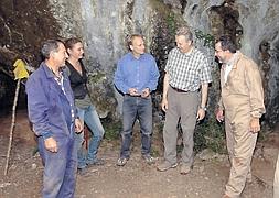 Los tres investigadores alemanes, junto a integrantes del equipo de la UNED, charlan animadamente junto a la entrada de la cueva de La Güelga, en Cangas de Onís. :: NEL ACEBAL/