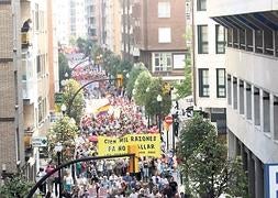 Miles de asturianos avanzan por la avenida de la Costa, en protesta por los ajustes. :: ÁLEX PIÑA/