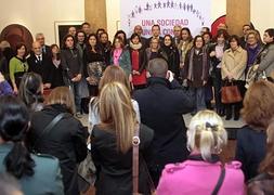 Representantes de las empresas que han firmado el convenio posan en el ovetense palacio del Conde de Toreno. :: MARIO ROJAS/