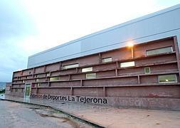 Fachada del pabellón de La Tejerona, cuya cubierta plana embolsa agua cuando llueve. :: ÁLEX PIÑA/