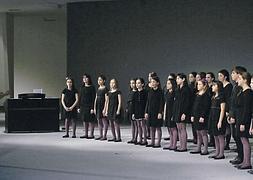 Elena Rosso Valiña dirige a Los Peques del León de Oro durante su actuación en el Niemeyer. :: S. LÓPEZ/