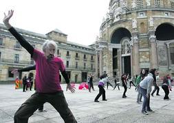 El flashmob organizado ayer en el patio central de la Laboral contra la denominada 'Ley Wert'. :: JOAQUÍN PAÑEDA/