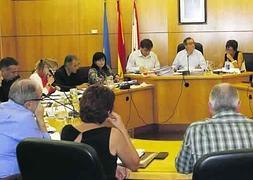 La Corporación de Carreño, reunida en el Pleno, presidido por Ángel Riego. :: P. G.-PUMARINO/